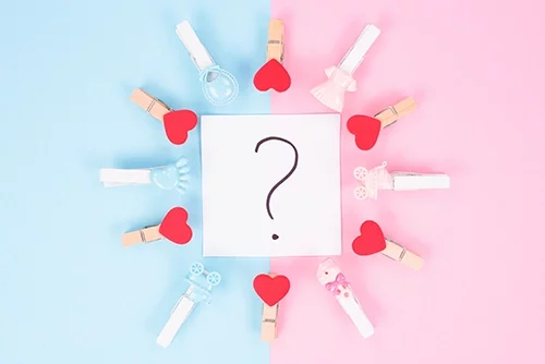 איור של סימן שאלה ומסביבו לבבות